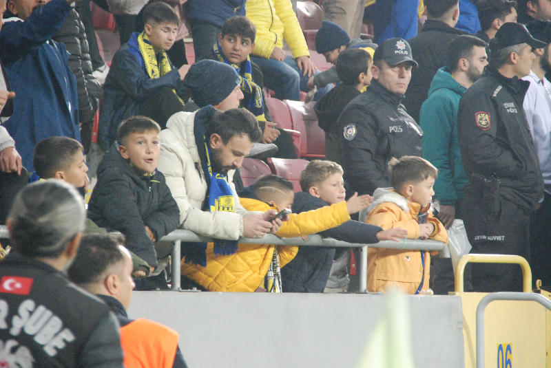 ANKARAGÜCÜ - EROKSPOR TARAFTAR RESİMLERİ