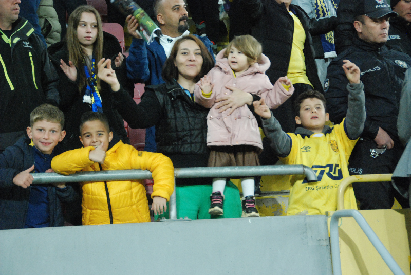 ANKARAGÜCÜ - EROKSPOR TARAFTAR RESİMLERİ