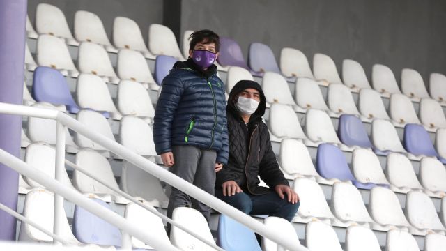 Başkan Sedat Tahiroğlu küçük taraftarı sevindirdi