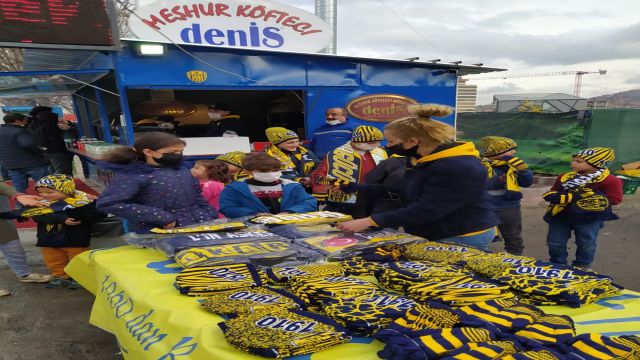 Köfteci Denis'in açılışında Ankaragücü ürünleri dağıtıldı