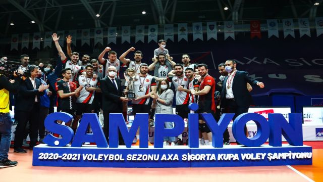 Erkekler AXA Sigorta Kupa Voley Şampiyonu Spor Toto oldu