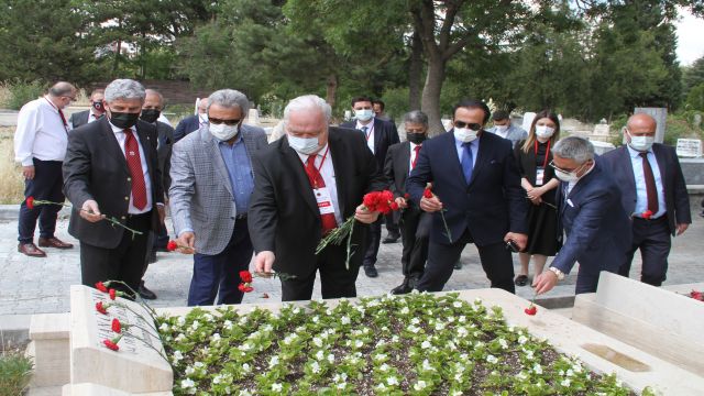 Onursal Başkan İlhan Cavcav'ın kabri ziyaret edildi