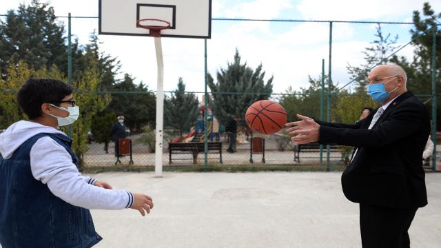 Başkan Yaşar’dan Enes’e pota altında doğum günü