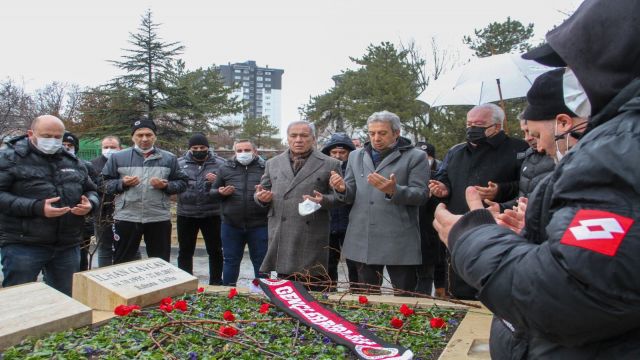 İlhan Cavcav mezarı başında anıldı