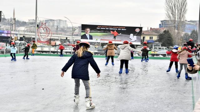 Mamak'ta Buz pateni pisti yoğun ilgi görüyor