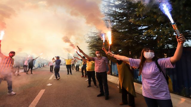 Sarı - lacivertli taraftarlar meşale şovla takımı karşılayacak !