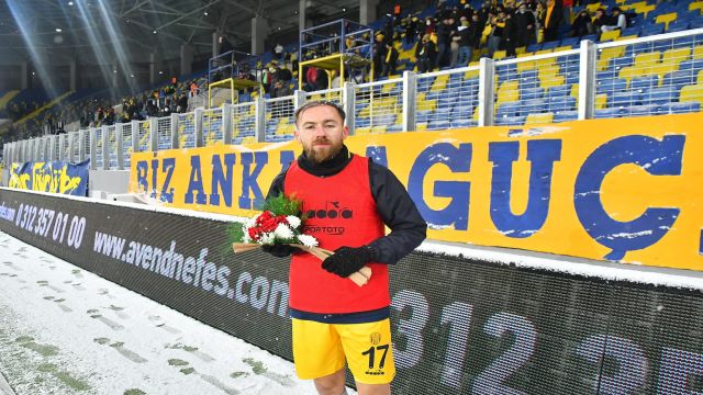 Yasin Güreler'e önce çiçek, sonra alkış