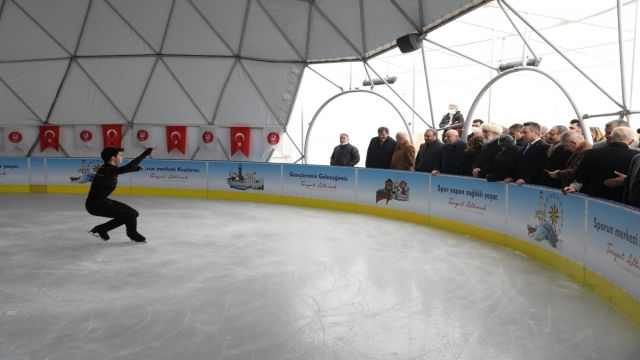 Ahmet Çalık buz pateni pisti ve spor tesisleri Keçiören'de açıldı