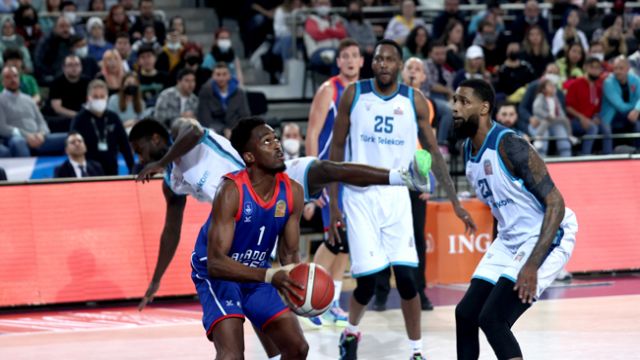 Türk Telekom, Anadolu Efes'i zorlayamadı