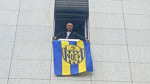 FLAŞ | Yıldırım Kaya, Meclis'e Ankaragücü Bayrağını astı