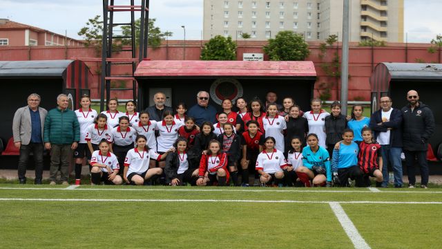 Gençlerbirliği, 19 Mayıs'ı kadın futbol takımı ile kutladı