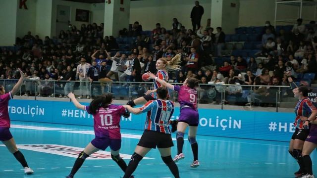 Yenimahalle Belediyespor kaleci Isabella'e takıldı !