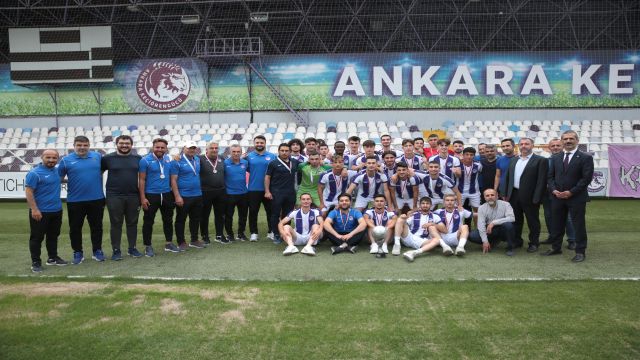 Ankara Keçiörengücü U-19 futbol takımı kupasına kavuştu