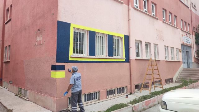Etimesgut Cemil Meriç Anadolu Lisesi'nde boyama işlemleri başladı