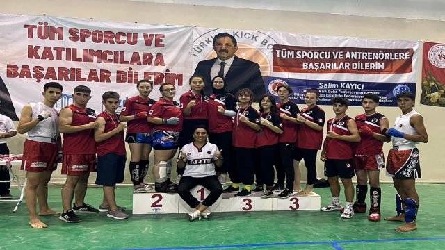 Kick Boks’ta kupa ve madalyalar Gençlerbirliği’ne