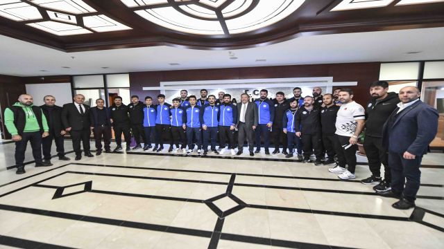 Şampiyon ASKİ Spor Kulübü sporcuları, Kulüp Başkanı Yüksel Arslan’ı ziyaret etti