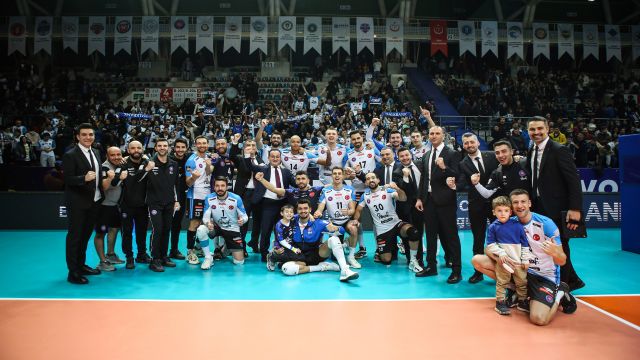 Halkbank çeyrek finalde