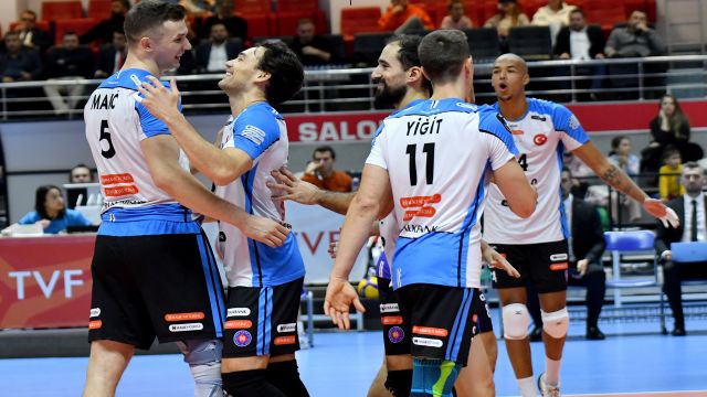 Halkbank liderlik maçına çıkıyor