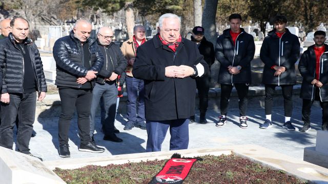 İlhan Cavcav kabri başında anıldı