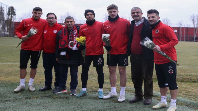 Samsunspor taraftarlarından Gençlerbirliği'ne çiçekli jest