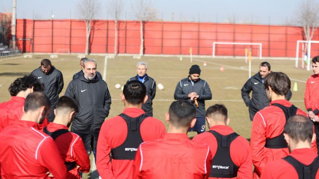 Teknik direktör Mustafa Dalcı, oyuncuları tebrik etti