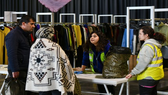 Büyükşehir Belediyesi, ANFA Fuar Merkezi’ni depremzedeler için giyim mağazasına dönüştürdü