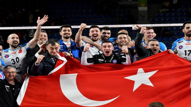 Halkbank yarı finalde