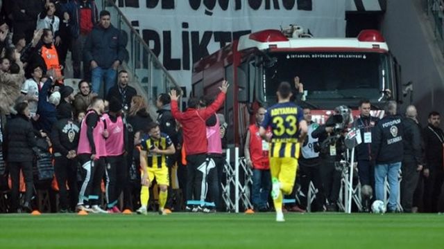 Sahaya yabancı madde atan 5 Beşiktaş taraftarına yasal işlem yapıldı...