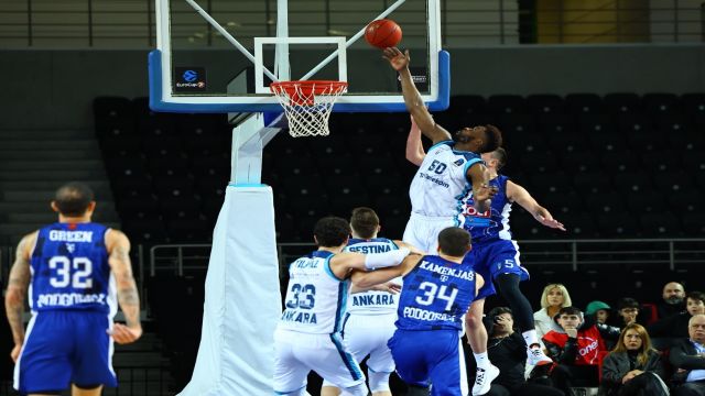 Türk Telekom, Buducnost'u 77-72 yendi...