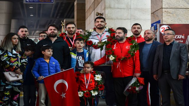 Başkentliler, ASKİ Sporlu şampiyonları havalimanında karşıladı