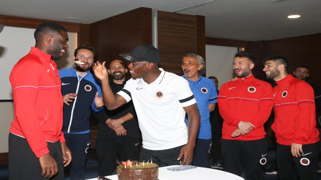 Akabueze’ye sürpriz kutlama