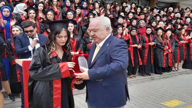 Gençlerbirliği Başkanı Niyazi Akdaş ve yönetim kurulu üyeleri mezuniyet törenine katıldı