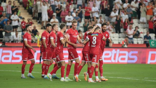 Bitexen Antalyaspor, sezonki ilk galibiyetini Samsunspor'dan aldı.