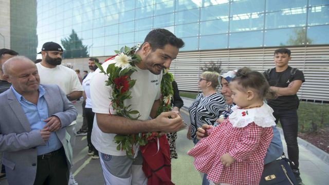 Taha Akgül, Esenboğa Havaalanı’nda coşkuyla karşılandı...