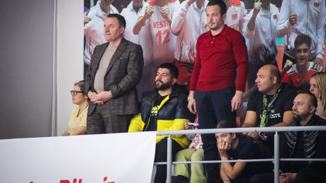 Başkan Koca, voleybolcuları yalnız bırakmadı