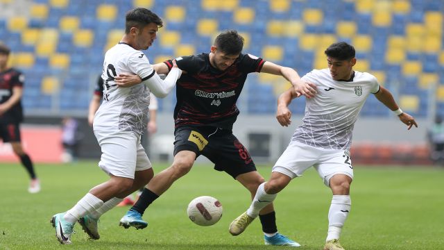 Gençlerbirliği 0 - Bornova 0 İlk yarı sona erdi...