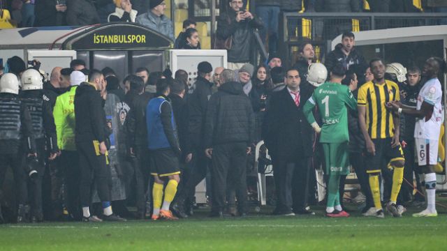 İstanbulspor Başkanı, hakem kararı nedeniyle takımı sahadan çekti