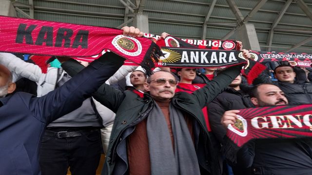 Erdal Beşikçioğlu tribünde!