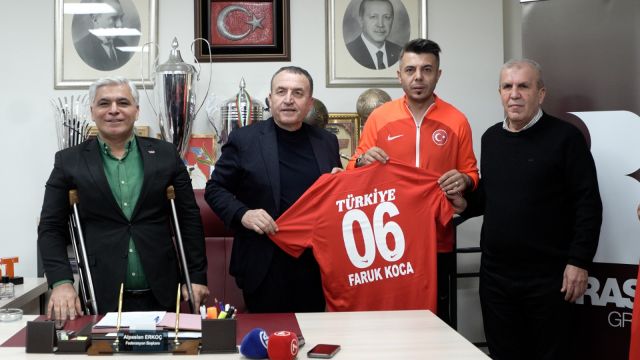 Faruk Koca aylar sonra sahnede! Bedensel Engelliler'e sponsorluk desteği