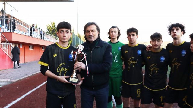 Gazi Eğitimspor kupasına kavuştu