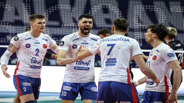 Halkbank tur arıyor