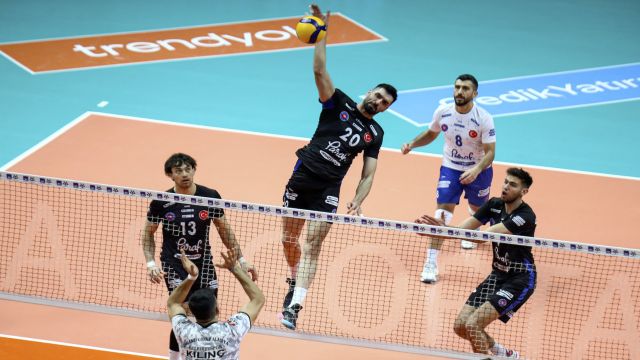 Halkbank yarı finalde