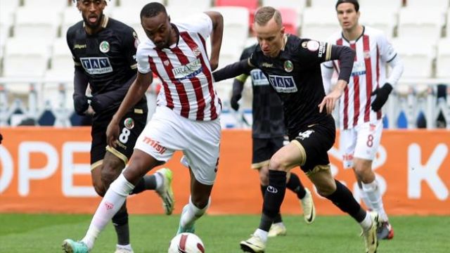Corendon Alanyaspor, deplasmanda EMS Yapı Sivasspor'u 2-1 yendi