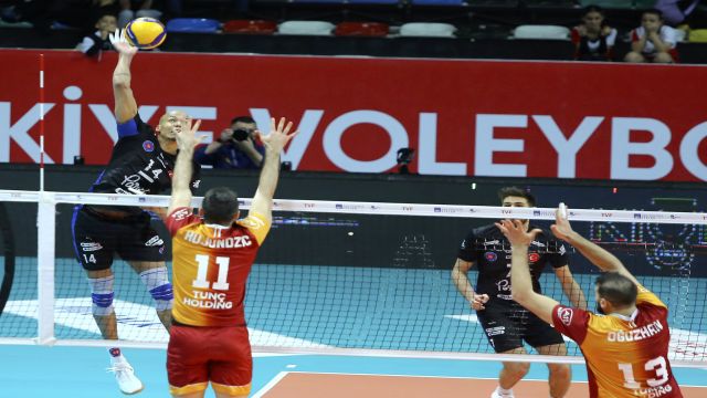 Halkbank, konuk ettiği Galatasaray HDI Sigorta'yı 3-0 yendi.