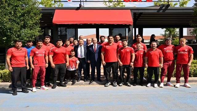 Mansur Yavaş, Paris Olimpiyatlarına gidecek olan ASKİ Sporlu sporcularla bir araya geldi