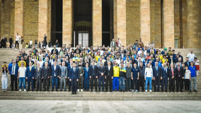 Ankaragücü yönetimi ve taraftarlar Anıtkabir'i ziyaret etti