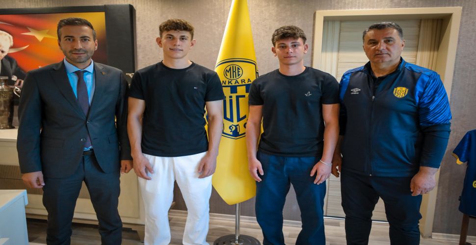 2 genç oyuncu profosyonel yapıldı