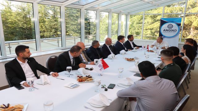  Ankara Genç İş İnsanları Derneği, Ankaragücü'ne destek için 440 forma satın aldı