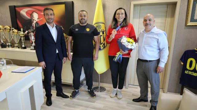 Ankaragücü'nün şampiyon sporcusu Elif Güner, Başkan Tekin'i ziyaret etti
