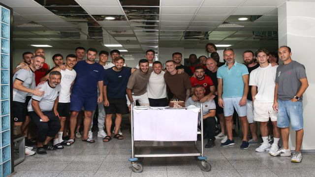 Leo Gaucho’ya sürpriz kutlama...